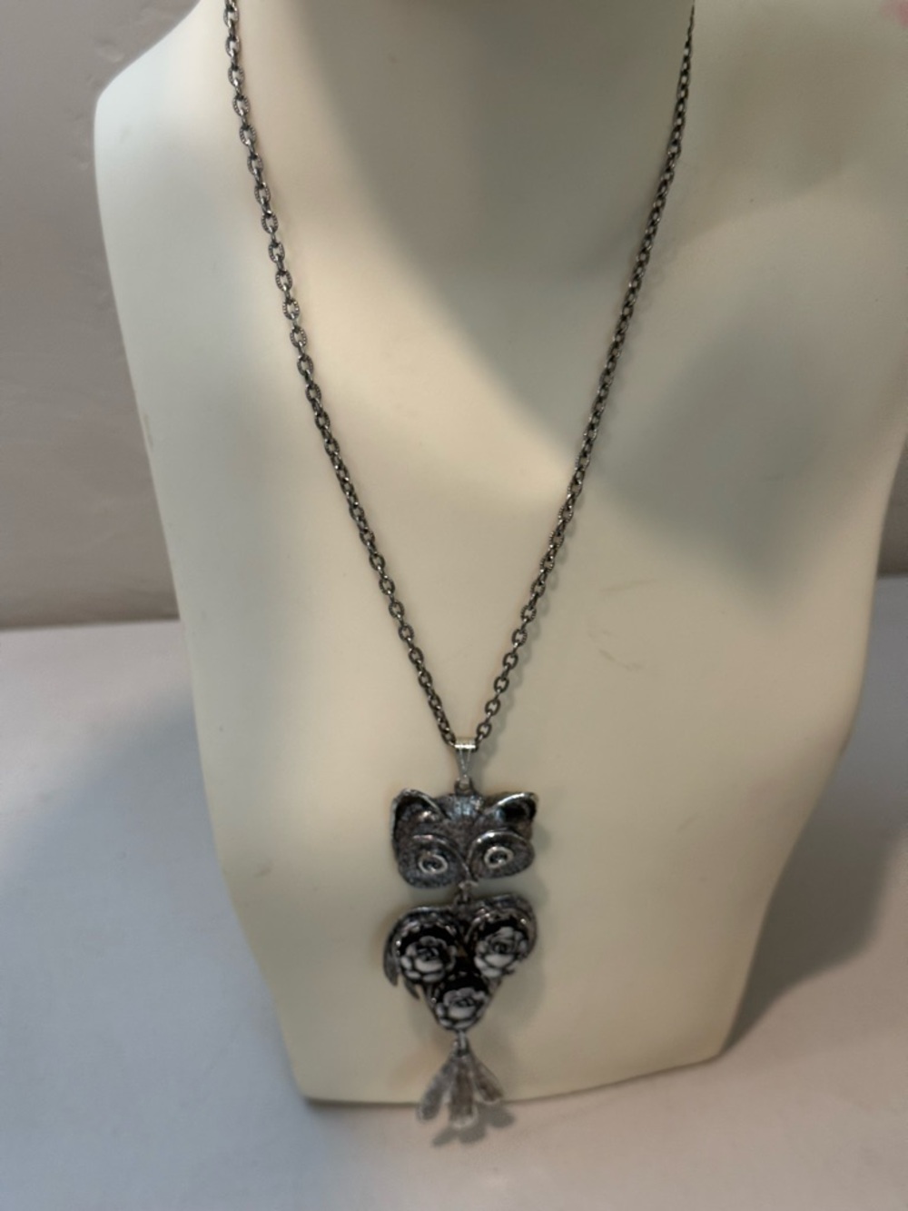 Vintage Chain Necklace Owl Pendent Black Roses Lucite 28”L Spring Closure